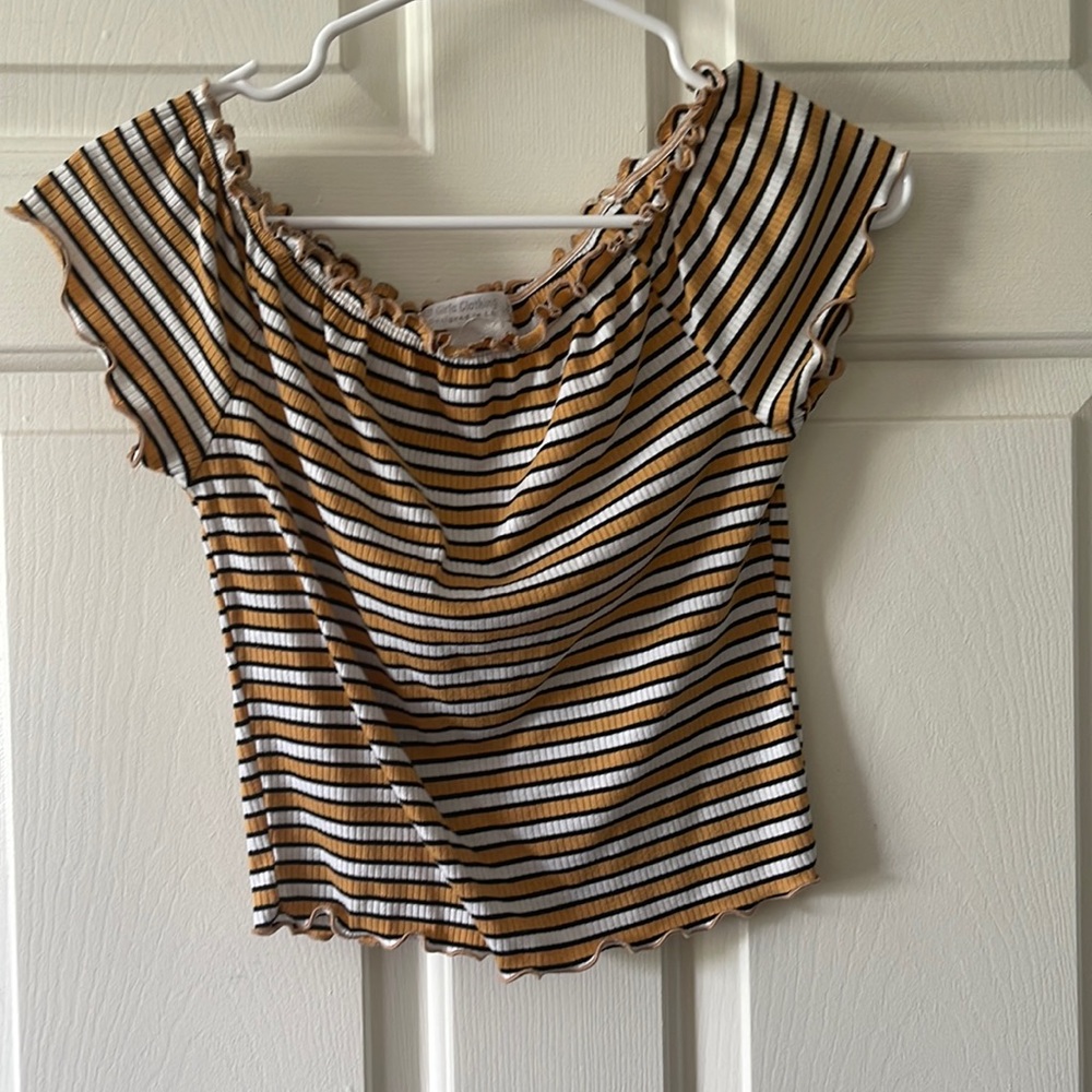 Looks even better on! Yellow, white and black. Ruffled edges. 3 girls clothing